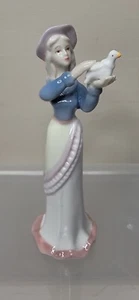 Estatuilla de dama de porcelana vintage sosteniendo una paloma  - Imagen 1 de 15