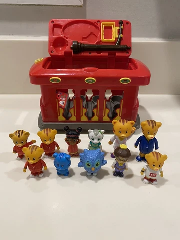 Daniel Tiger's Neighborhood Deluxe Electronic Trolley & 11 Figure Lot Cover