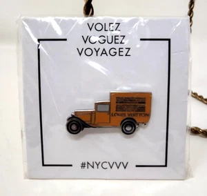 Louis Vuitton Ausstellung 2017 Pin VOLEZ VOGUEZ VOYAGEZ #NYCVVV - Bild 1 von 4