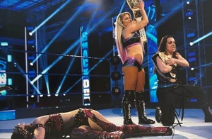Foto firmada a mano de Alexa Bliss 12x8 autógrafo WWE 1 - Imagen 1 de 1