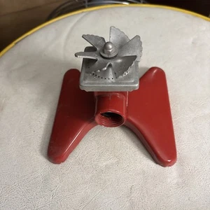 Irrigatore rosso spray quadrato vintage "si ottiene gli angoli" - Foto 1 di 9