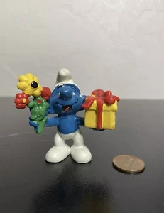 Gift & Flowers Smurf Vintage Figurine 20040 1978 Schleich Peyo PVC Figure B - Picture 1 of 5