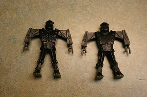 VINTAGE LOT OF 2 BLACK PLASTIC ROBOT 1.75" TALL FIGURES MADE IN HONG KONG - Bild 1 von 6