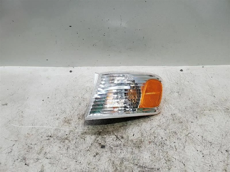 2000-2002, Toyota Corolla, Driver Corner Park Lamp-turn Signal, PN: 81520-02070 - Image 1 of 4