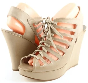 $110 GUESS URSY Tan Designer Fashion Lace Up Platform Sandals Wedges 9.5 - Picture 1 of 4