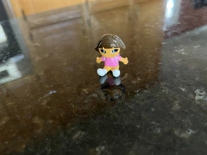Minifigura "Zuru 5 Surprise TOY Brands" Dora la Exploradora Muñeca Sentada - Imagen 1 de 3