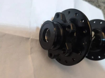 SRAM MTH716 BOOST FRONT HUB ROCKSHOX TORQUE CAPS 32HOLE 6BOLT ROTOR 110X15 BLACK - Image 1 of 4