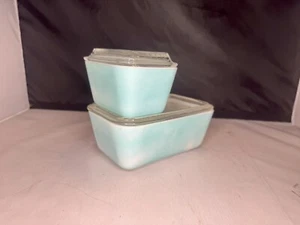 VINTAGE PYREX 50er JAHRE TÜRKIS KÜHLSCHRANK / BACKOFENFÄHIG KÜHLSCHRÄNKE 501 & 502 MIT DECKEL - Bild 1 von 18