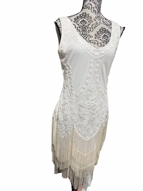 un vestido de flapper marfil