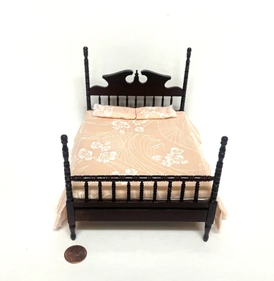 BESPAQ CASA DE MUÑECAS MINIATURA CAMA CON CARTEL BAJO CON ACABADO CAOBA 868 Foto 1 de 4