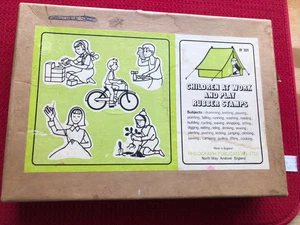 DE COLECCIÓN PUBLICACIÓN FILOGRÁFICA INGLESA Niños en el trabajo y juego 28 SELLOS DE GOMA - Imagen 1 de 8