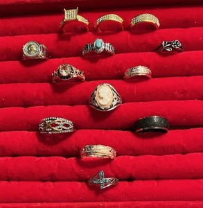 Red Velvet Display W/ Assorted Bakers Dozen New Ladies Fashion Ring Lot - Picture 1 of 8