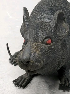Gummi Ratte Halloween Deko Spielzeug - Realistischer quietschender Gag Streich mit roten Perlenaugen - Bild 1 von 8
