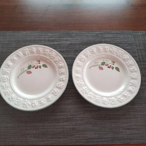 Platos de frambuesa festividad Wedgwood Queen's Ware sin usar, 8,3 pulgadas (21 cm), juego de 2 - Imagen 1 de 5