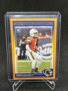 Score Football 2024 Kamren Kinchens RC arancione parallelo #348 Los Angeles Rams - Foto 1 di 2