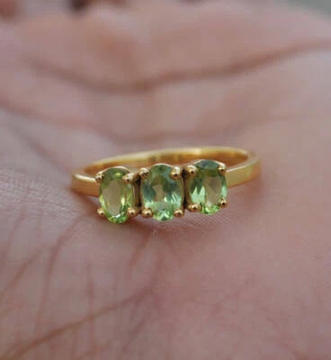 Anel de noivado trilogia peridoto verde 3,25 ct criado em laboratório folheado a ouro amarelo 14k - Imagem 1 de 3