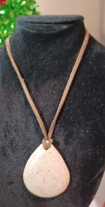 Vintage Strand Boho Kiesel Anhänger mit Lederband - Bild 1 von 3