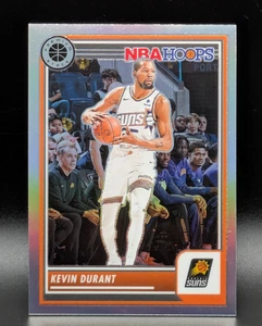2023-24 Panini NBA Hoops Premium Stock Kevin Durant Silver Prizm #209 Suns - Foto 1 di 2