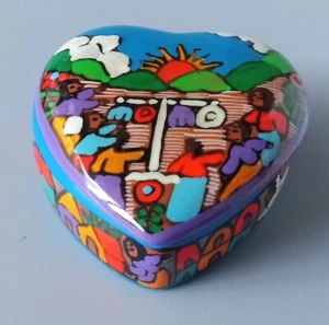Boîte à bibelots art populaire en forme de coeur. Largeur 3,5". Hauteur 1,5". - Photo 1/7