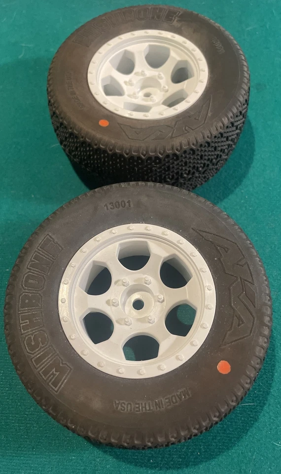 2 neumáticos de curso corto también conocidos como Wishbone - #13001 hechos en EE. UU. caja abierta con desgaste de estante Foto 1 de 4