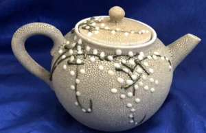 Chinese Export Porcelain Teapot W Strainer Embossed Design ca 19th Century - Picture 1 of 9