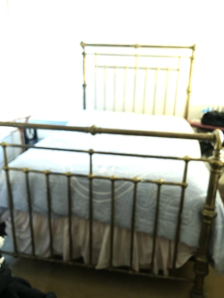 Antigua cama trineo de latón - Se requiere colchón de tamaño completo  Foto 1 de 4