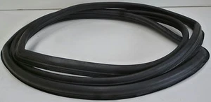 MERCEDES BENZ MERC W114 W115 200 230 250 280e REAR WINDSCREEN RUBBER - Picture 1 of 1