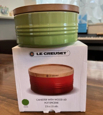Tarro de almacenamiento pequeño Le Creuset 680 ml verde palma con tapa de madera gres Foto 1 de 4