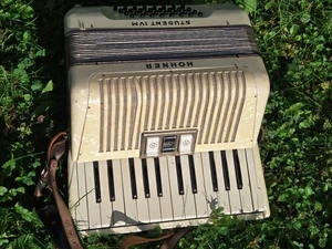 Nice used Hohner Student IV M accordion fisarmonica WHITE! - Picture 1 of 12