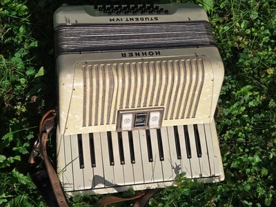 Nice used Hohner Student IV M accordion fisarmonica WHITE! - Image 1 of 4