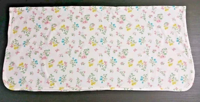 Manta de bebé Carter's blanca floral tejida ligera elástica flores encantadoras Foto 1 de 4