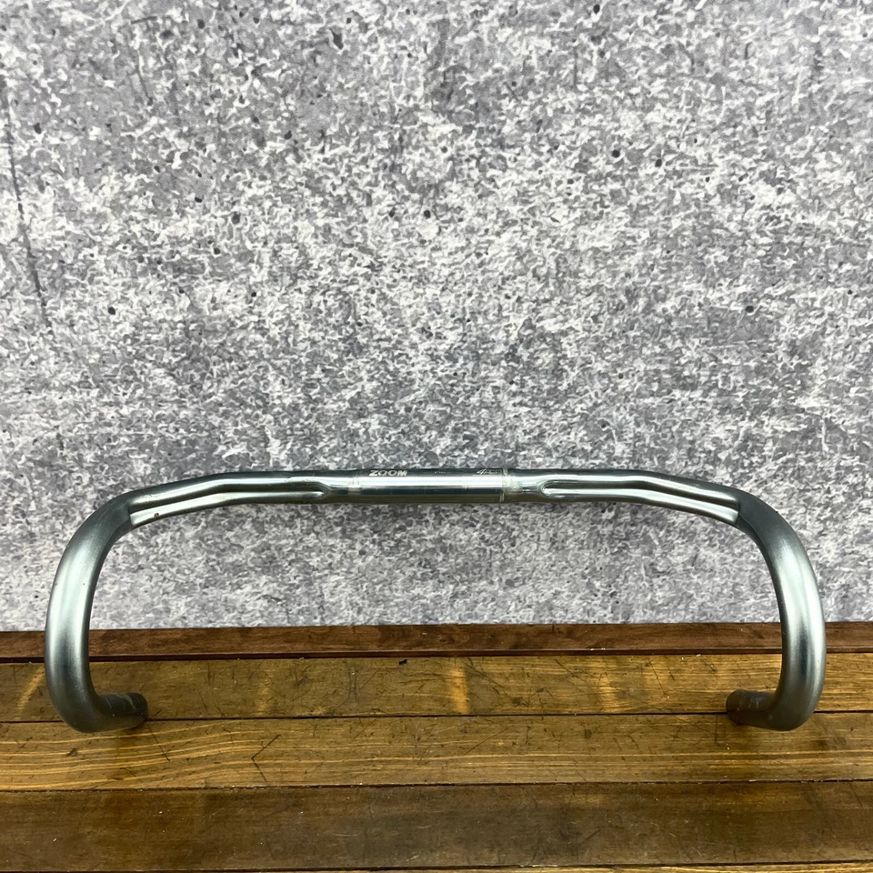 Manillar Vintage Zoom 4 Aero Drop 430 mm 26.0 6061 Barra Aluminio Gris Gunmetal Foto 1 de 4