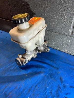 2008-2012 FORD ESCAPE 3,0 Л V6, ГЛАВНЫЙ ЦИЛИНДР И РЕЗЕРВУАР ПОЛНОПРИВОДНОГО ТОРМОЗА - Изображение 1 из 4