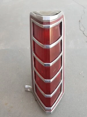 Luz trasera derecha Lincoln Continental Mark V 1977 1978 1979 (lado del pasajero) Foto 1 de 4