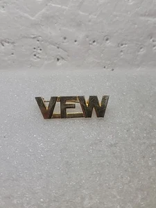 Pin de solapa de escritura VFW cierre de pestillo en tono dorado - Imagen 1 de 3