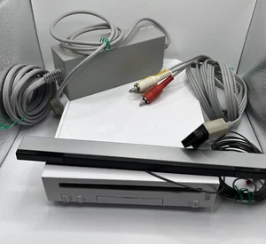 BUNDLE NINTENDO WII System Console. PLUS 4 GAMES NO CONTROLER - Picture 1 of 8