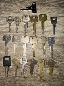 Vintage Lot Of 19 Ford, Lincoln, Mercury, GM And Honda  Car Keys - Picture 1 of 5