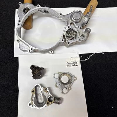 99-03 LIMPIO Honda Cr125r Cubierta de embrague interior y regulador de bomba de agua 11340-KZ4-L10 Foto 1 de 4