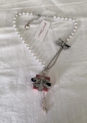 Betsey Johnson белый искусственный жемчуг ожерелье с подарок и обуви медальон подвеска с Ярлыками - Изображение 1 из 4