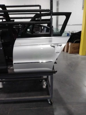 2011 Volkswagen CC Left Rear Door Silver OEM Used Minor Scratches 138k Miles - Imagem 1 de 4