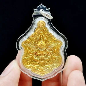 Garuda Phaya Krut Chapado en Oro Amuleto Tailandés Colgante LP Fu Estuche Impermeable - Imagen 1 de 3