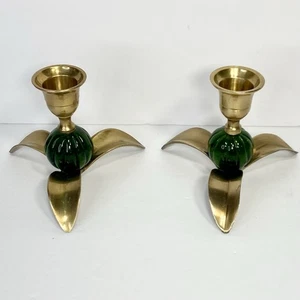 Candelabros vintage de hojas de latón con centro de vidrio verde - Imagen 1 de 7