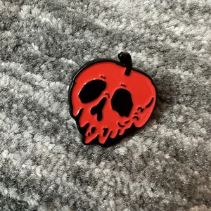Enamel Pin Apple Skull Witches Hat Brooch Lapel Jewelry Cute Red Skull New - Picture 1 of 3