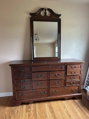 Cómoda y espejo de dormitorio Foto 1 de 3