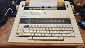 Máquina de escribir Brother AX-15 electrónica portátil con cubierta probada funciona muy bien - Imagen 1 de 13