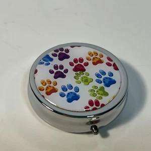 Runde Metall Pillendose leicht zu öffnen Welpe Hund Pfotenabdrücke 2" x3/4" Neu - Bild 1 von 3