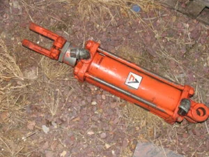 Allis Chalmers Tractor Hydraulic Cylinder - Picture 1 of 2