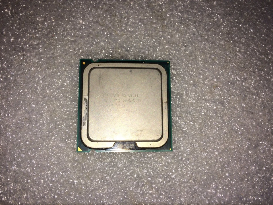 Processore Intel Pentium E2180 Dual Core SLA8Y 2.00GHz 800MHz 1MB Socket LGA775 - Immagine 1 di 1