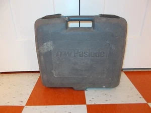 Estuche de transporte Paslode para clavadora de acabado neumático recto calibre 403700 - Imagen 1 de 4