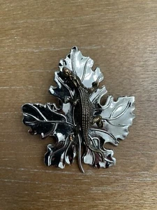 SYLVIA DAHL Brooch Crocodile Maple Leaf Silver Copper Tone Metal Scarf Hat Clip - Picture 1 of 9